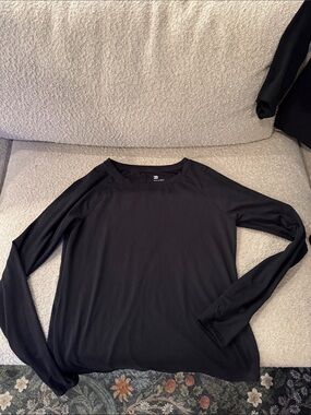 Women’s Medium All In Motion Black Long Sleeve Crewneck Top -